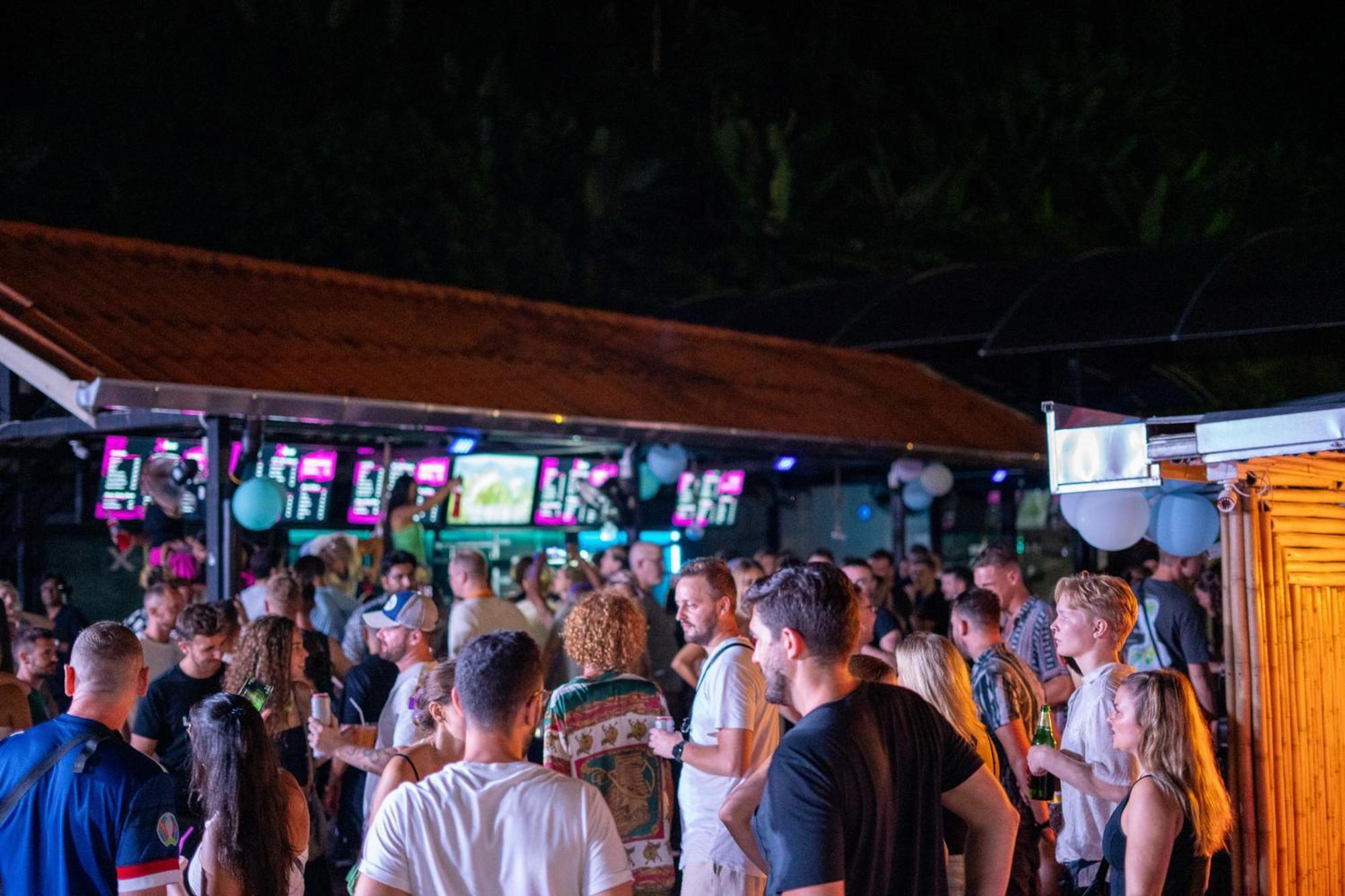 Base Ao Nang Beachfront Hostel Exterior photo