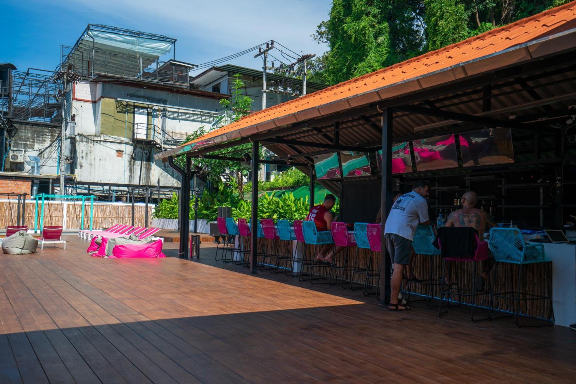 Base Ao Nang Beachfront Hostel Exterior photo